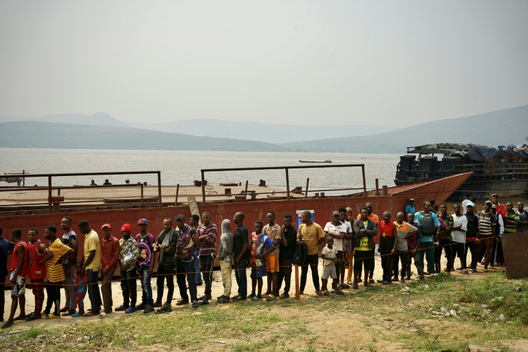 Sur le débarcadère du port fluvial de Bende-Bende, à Maluku en République démocratique du Congo (RDC), des passagers attendent le 20 août 2026 d'être contrôlés, pour éviter la propagation de l'épidémie d'Ebola à la capitale Kinshasa