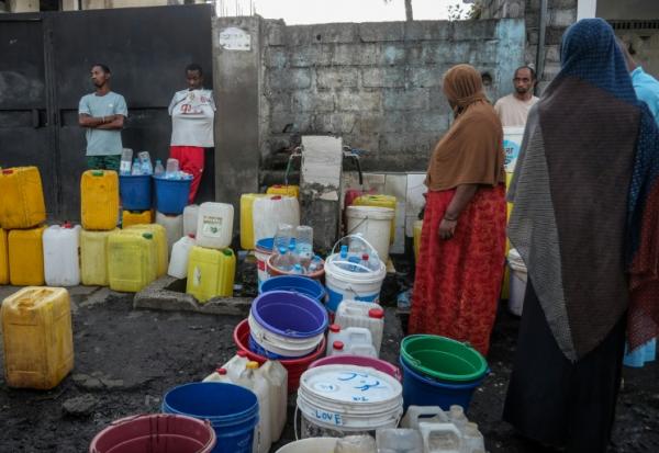 Des habitants font la queue pour remplir leur bidon d'eau potable à Moroni, aux Comores, le 2 juillet 2026