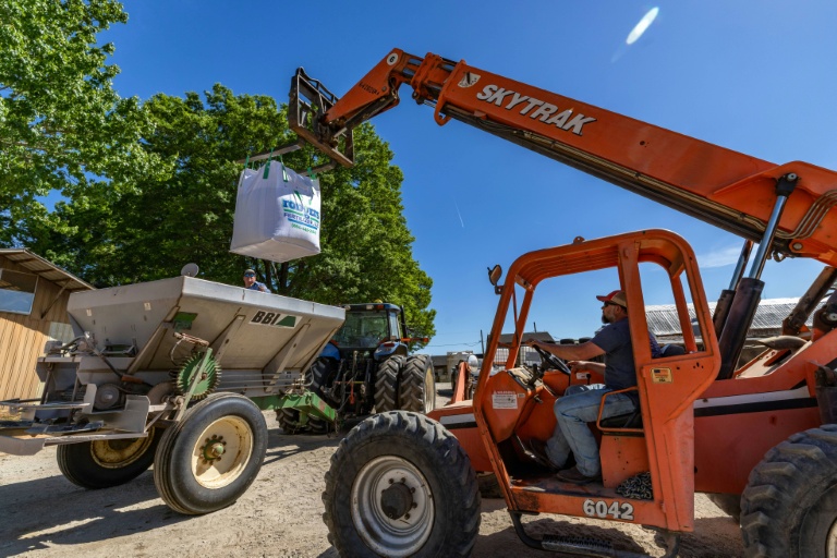 Des engrais sont chargés dans des machines en vue de leur épandage sur la ferme d'Andy Corriher à China Grove, en Caroline du Nord, le 10 avril 2026
