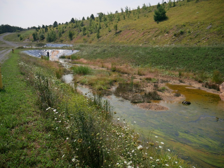 Un bassin de collecte des eaux polluées d'une ancienne mine de charbon près de l'installation de traitement de drainage minier acide de l'Université de Virginie-Occidentale, le 12 août 2026 à Mount Storm en Virginie-Occidentale (Etas-Unis)