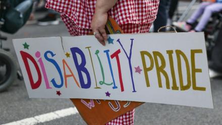 Marche à New York à l'appel de l'association des "Autistes adultes", le 19 octobre 2025