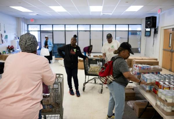 Des bénévoles préparent des repas pour les employés fédéraux mis en congé forcé, le 21 octobre 2025 à Hyattsville, dans le Maryland aux Etats-Unis