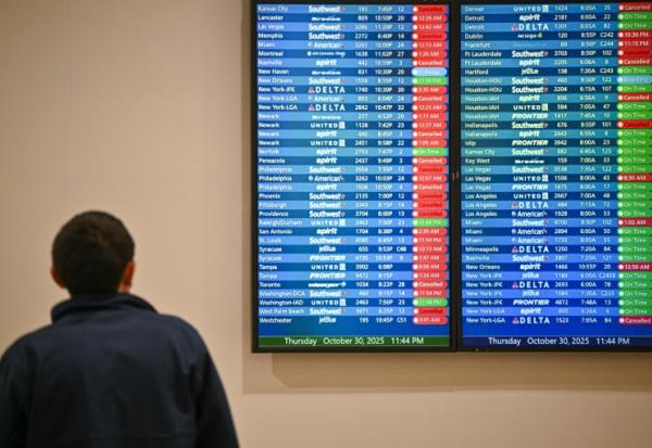 Un écran indique les vols annulés à l'aéroport international d'Orlando, en Floride, le 30 octobre 2025