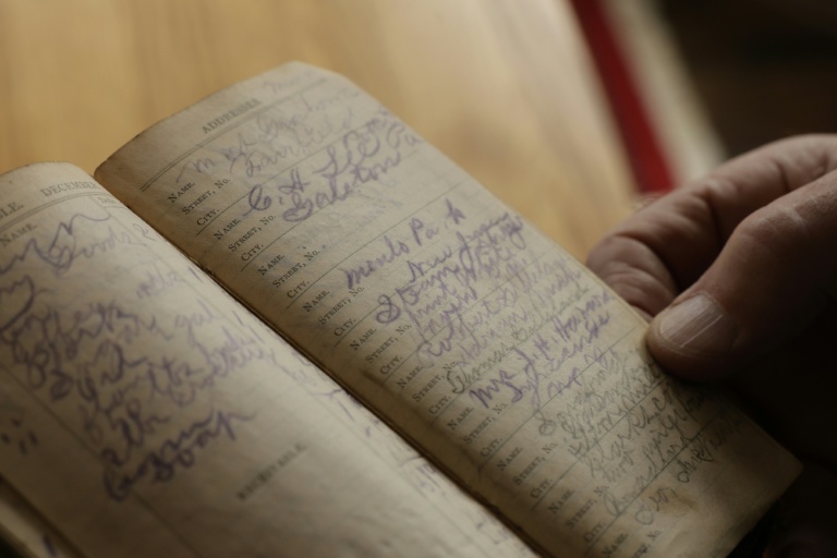 Un carnet de William DeLyle Frisbee, exposé au domicile de son arrière-petit-fils, Bill McFarland, à Jenison, le 31 mars 2026 dans le Michigan