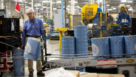Rick Hueter, patron de l'entreprise Independant Can, qui fabrique des boîtes en fer blanc, à Belcamp, dans le Maryland, le 25 juin 2025
