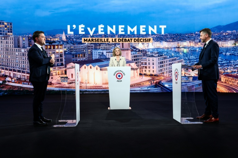Le maire sortant de Marseille Benoît Payan (à gauche) et le candidat du Rassemblement national à la mairie, Franck Allisio, le 19 mars 2026 lors d'un débat sur France 2 à Martigues