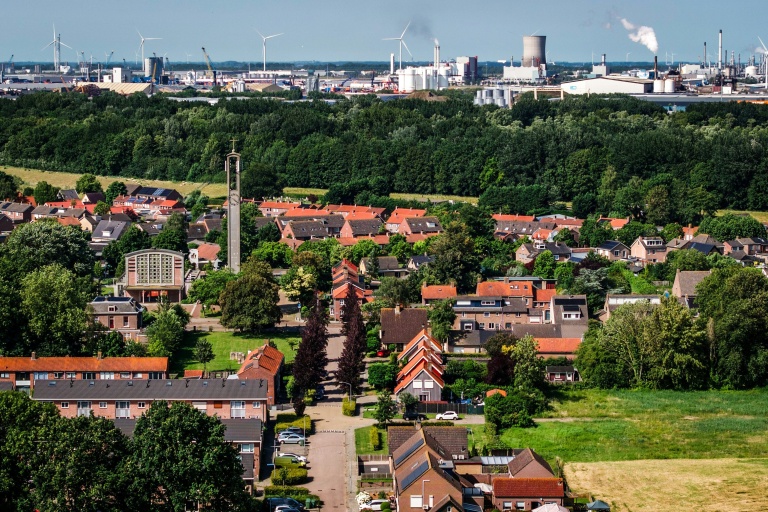 Vue aérienne du village de Moerdijk, dans le sud des Pays-Bas, le 22 juin 2026. Moerdijk est un village portuaire de 1.150 habitants placé entre les ports de Rotterdam et d'Anvers, en Belgique. C'est ici que le gouvernement néerlandais a choisi d'implanter une zone destinée à recevoir l'électricité produite par les parcs éoliens en mer et à rendre plus durable l'industrie portuaire du pays