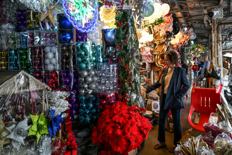 Des décorations de Noël en vente sur un marché à Manille, le 4 septembre 2026 aux Philippines