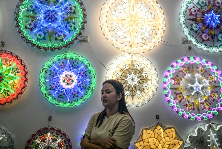 La fabricante de lanternes Angelica David lors d'un entretien avec l'AFP dans son atelier de San Fernando, à Pampanga le 3 septembre 2026 aux Philippines