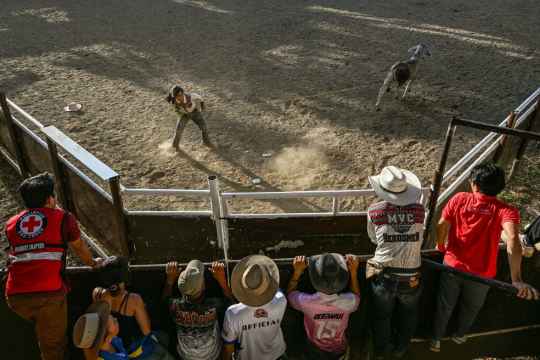 Une participante à une compétition de rodéo organisée dans la province philippine de Masbate, le 13 avril 2026