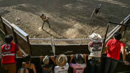 Une participante à une compétition de rodéo organisée dans la province philippine de Masbate, le 13 avril 2026