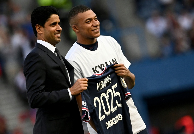 Kylian Mbappé (à droite) avec le président du Paris SG Nasser Al-Khelaifi le 21 mai 2022 au Parc des Princes après l'annonce de sa prolongation de contrat jusqu'à l'été 2024
