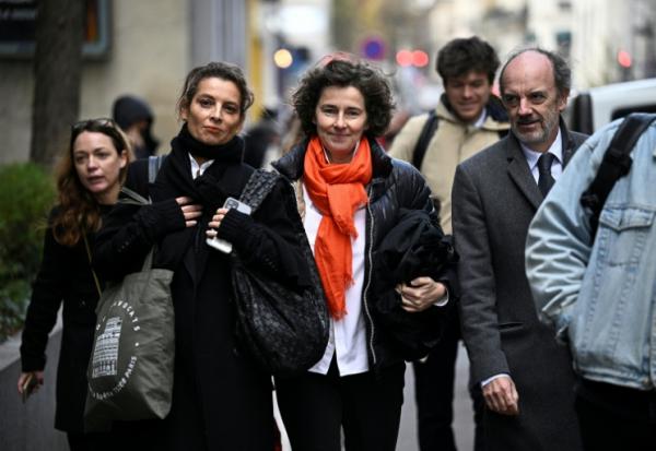 Les avocates Frédérique Cassereau (2e à partir de la gauche) et Delphine Verheyden (au centre), représentant Kylian Mbappé, à leur arrivée aux prud'hommes de Paris le 17 novembre 2025. La star du Real Madrid et son ancien club, le Paris SG, se réclament des centaines de millions d'euros pour solder leur séparation houleuse