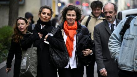 Les avocates Frédérique Cassereau (2e à partir de la gauche) et Delphine Verheyden (au centre), représentant Kylian Mbappé, à leur arrivée aux prud'hommes de Paris le 17 novembre 2025. La star du Real Madrid et son ancien club, le Paris SG, se réclament des centaines de millions d'euros pour solder leur séparation houleuse