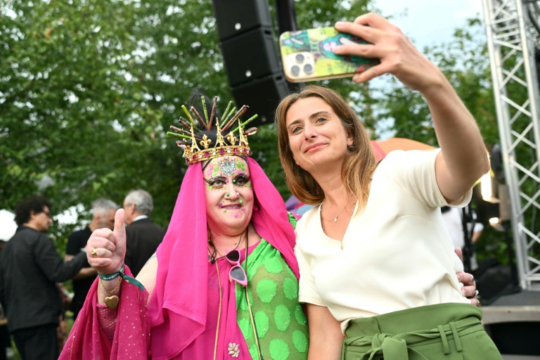 Séance de selfie pour la secrétaire nationale des Ecologistes Marine Tondelier le 21 août 2025 à Strasbourg