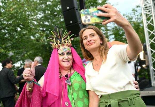 Séance de selfie pour la secrétaire nationale des Ecologistes Marine Tondelier le 21 août 2025 à Strasbourg
