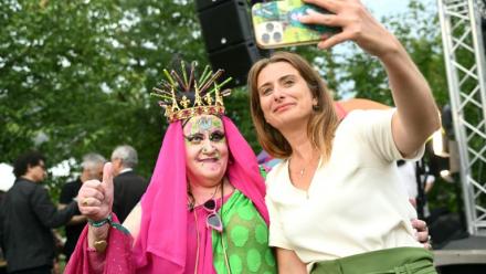 Séance de selfie pour la secrétaire nationale des Ecologistes Marine Tondelier le 21 août 2025 à Strasbourg