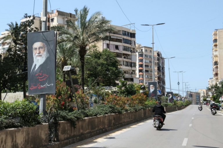 Des portraits de l'ayatollah Ali Khamenei, tué au premier jour de l'offensive israélo-américaine contre l'Iran, sont disposés le long d'une route de la banlieue sud de Beyrouth, le 13 avril 2026