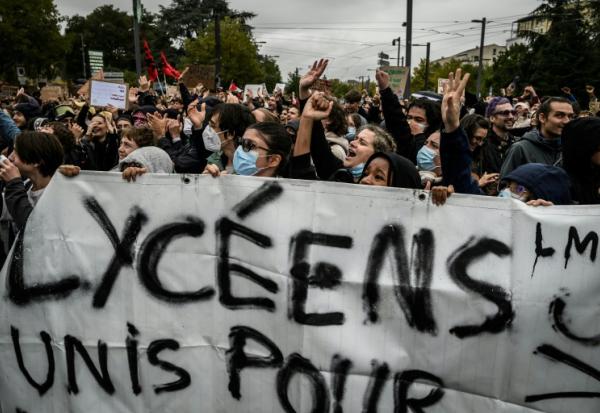 Des protestataires tiennent une banderole lors d'une manifestation de lycéens, le 8 octobre 2026 à Bron (Rhône)