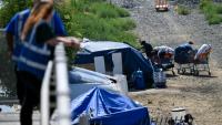 Des employés d'une association d'aide aux sans-abris veillent sur un campement de SDF, à Los Angeles, le 1er juin 2026