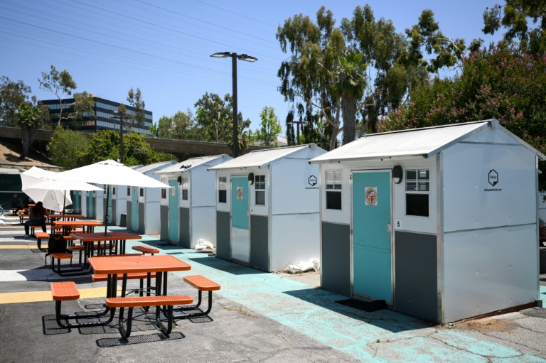 Des micro-maisons en plastique construites pour héberger les sans-abris de Los Angeles, au sein d'une structure gérée par l'association Hope The Mission, le 1er juin 2026