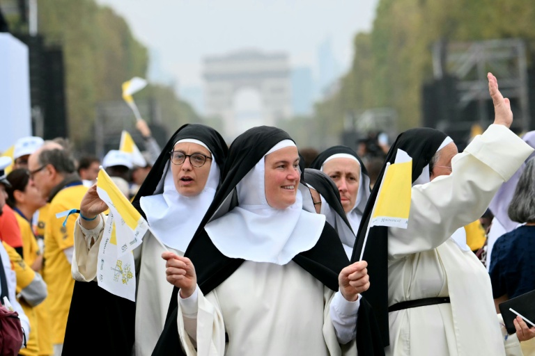 Des religieuses sur les Champs-Elysées avant la venue du pape Léon XIV pour une messe place de la Concorde, le 26 septembre 2026 Paris 