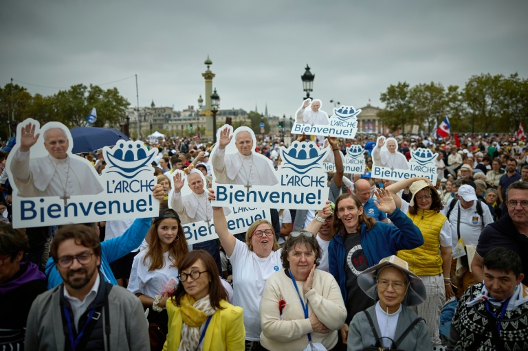 Foule réunie aux Champs-Elysées avant la venue du pape Léon XIV pour une messe place de la Concorde, le 26 septembre 2026 Paris 