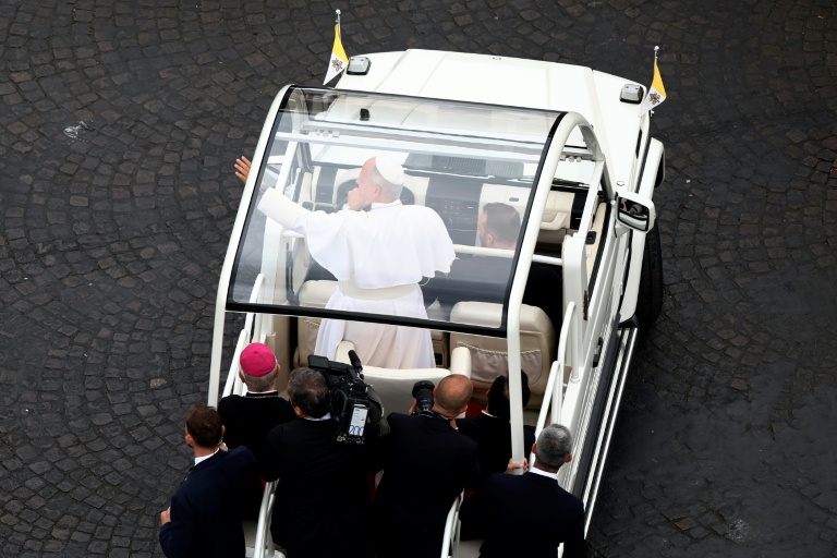 Le pape Léon XIV descend l'avenue des Champs-Elysées sous les acclamations à Paris le 26 septembre 2026