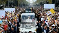 Le pape Léon XIV descend l'avenue des Champs-Elysées sous les acclamations à Paris le 26 septembre 2026