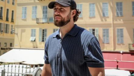 Le streamer Owen Cenazandotti, alias Naruto, arrive au tribunal de Nice, le 6 juillet 2026, pour l'ouverture de son procès, avec son collègue streamer Safine Hamadi, alias Safine, poursuivis pour des faits de violence liés au décès de Raphaël Graven, connu en ligne sous le nom de Jean Pormanove, survenu lors d'une diffusion en direct
