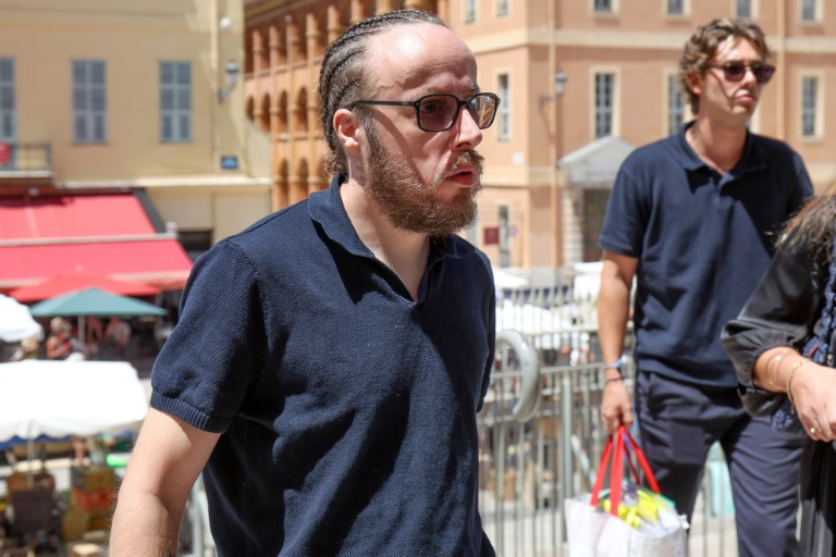 Stéphane G., alias Coudoux, arrive au tribunal de Nice, le 6 juillet 2026, pour l'ouverture du procès des streameurs Safine et Naruto, poursuivis pour des faits de violence liés au décès de Raphaël Graven, connu en ligne sous le nom de Jean Pormanove, survenu lors d'une diffusion en direct
