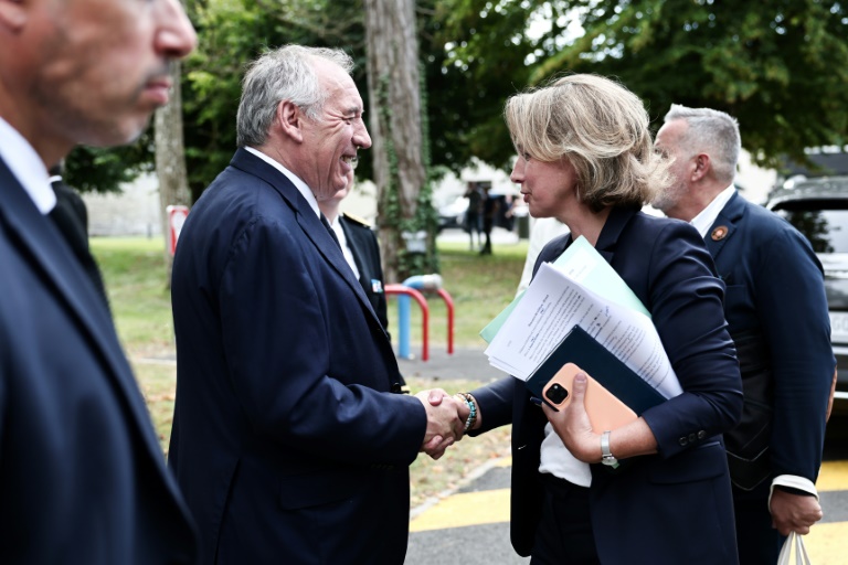 Le Premier ministre François Bayrou et la secrétaire générale de la CFDT Marylise Léon lors de l'unversité d'été de la centrale syndicale à Boissy-la-Rivière, le 26 août 2025 dans l'Essonne