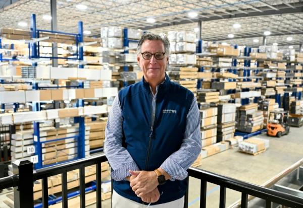Le patron de Shapes Unlimited Doug Rende dans  l'entrepôt de son entreprise, à North Jackson, dans l'Ohio, le 30 septembre 2026