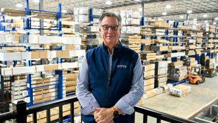 Le patron de Shapes Unlimited Doug Rende dans  l'entrepôt de son entreprise, à North Jackson, dans l'Ohio, le 30 septembre 2026
