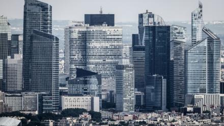 Photo du quartier de La Défense prise depuis la Tour Montparnasse à Paris le 14 juillet 2025 