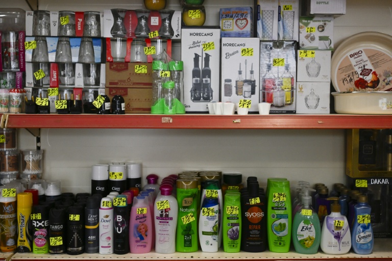 Des produits dont les prix sont affichés en lev et en euros dans une épicerie du village de Chuprene, le 7 décembre 2025 en Bulgarie