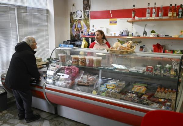 Une cliente fait ses courses dans une épicerie du village de Chuprene, le 7 décembre 2025 en Bulgarie
