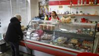 Une cliente fait ses courses dans une épicerie du village de Chuprene, le 7 décembre 2025 en Bulgarie