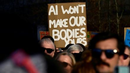 Manifestants à Berlin contre les deepfakes sexualisés le 22 mars 2026