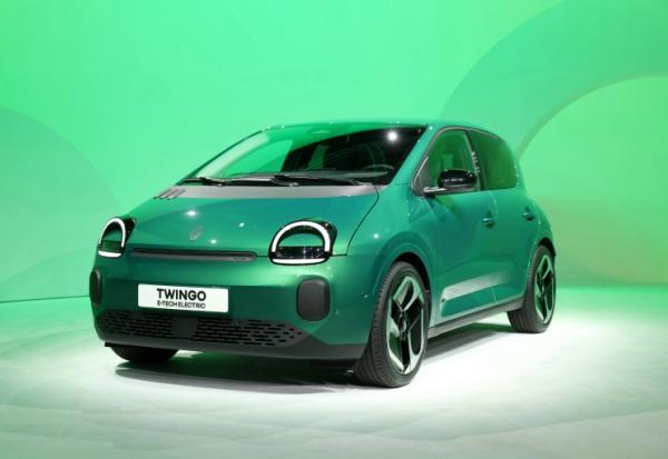 La Twingo E-Tech, 4e génération tout électrique du véhicule commercialisé depuis 1993, à Paris le 6 novembre 2025