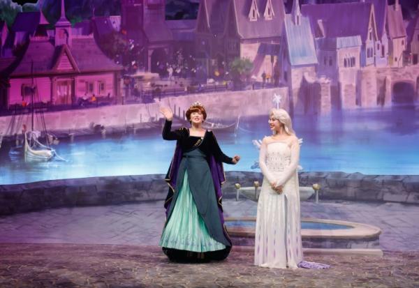 Des actrices interprètent les personnages de "La Reine des neiges", Anna (G) et Elsa, le 24 novembre 2025 à Marne-la-Vallée