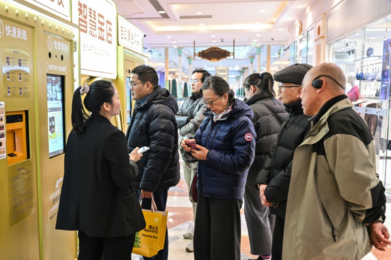 Des clients font la queue pour vendre leurs bijoux en or dans un distributeur automatique à Shanghai, en Chine, le 29 janvier 2026