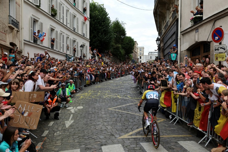 Le Belge Remco Evenepoel s'échappe dans les rues de Montmartre lors de la course en ligne hommes des Jeux olympiques de Paris le 3 août 2024