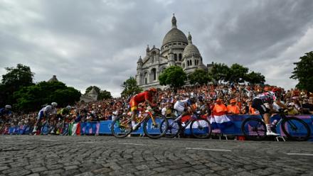 Le peloton passe devant la basilique du Sacré-Coeur à Montmartre lors de la course en ligne hommes des Jeux olympiques de Paris, le 3 août 2024
