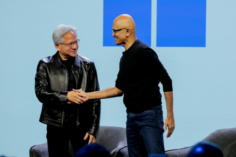 Le PDG de Nvidia, Jensen Huang (g), et le PDG de Microsoft, Satya Nadella,  lors d'un événement Windows, le 7 octobre 2026 à San Francisco, en Californie