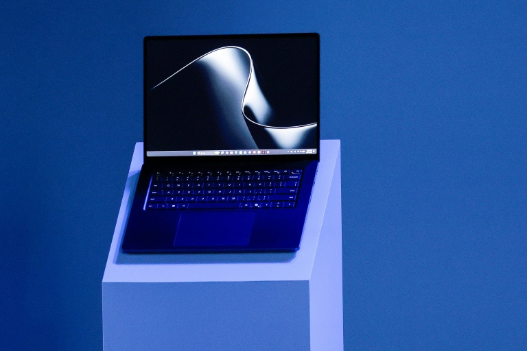Microsoft présente le Surface Laptop Ultra, équipé de la technologie Nvidia RTX Spark, le 7 octobre 2026 à San Francisco, en Californie
