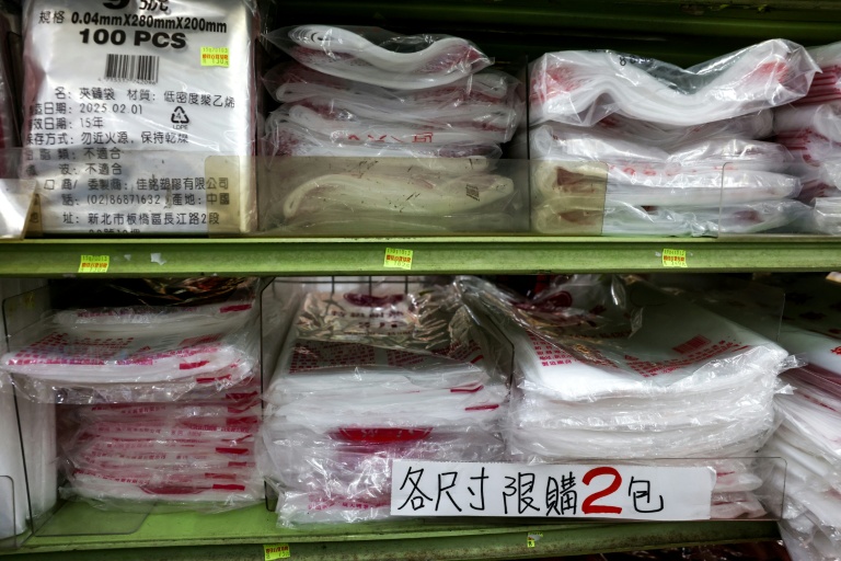 Un magasin de détail de Keelung, où les achats de paquets de sacs en plastique sont limités à deux par client, le 9 juin 2026