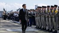 Le président Emmanuel Macron passe en revue les troupes lors de sa visite à la base navale de sous-marins nucléaires de l'Île Longue à Crozon, le 2 mars 2026 dans le Finistère


