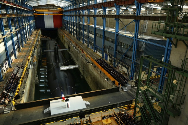 Le président Emmanuel Macron prononce un discours à côté du sous-marin nucléaire lanceur d'engins (SNLE) 