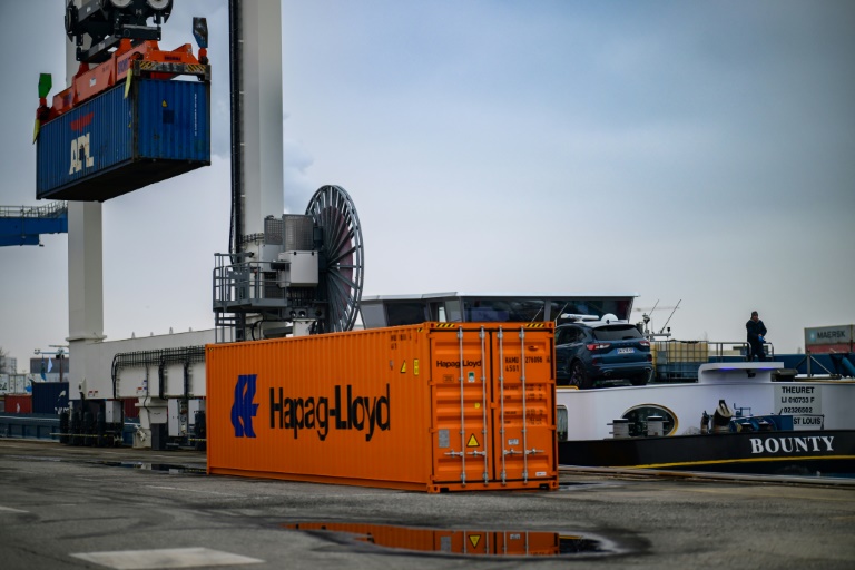 Chargement et déchargement de conteneurs sur une barge (non électrique) sur le Rhône, au port fluvial Edouard Herriot de Lyon qui va être modernisé, le 13 décembre 2024